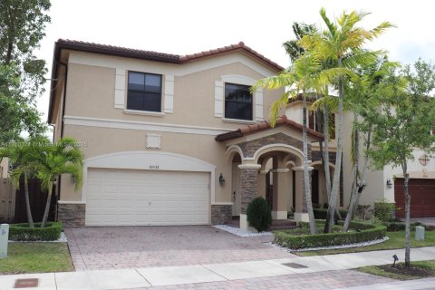 House in Doral, Florida 5 bedrooms, 277.96 sq.m. № 1731432 - photo 1