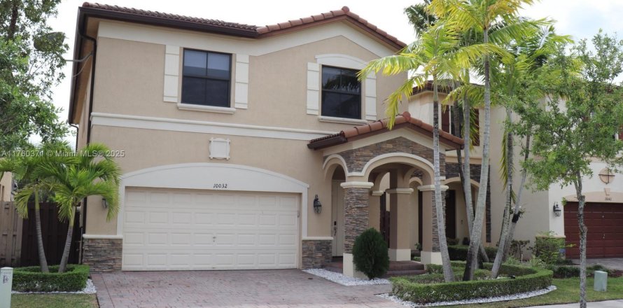 House in Doral, Florida 5 bedrooms, 277.96 sq.m. № 1731432