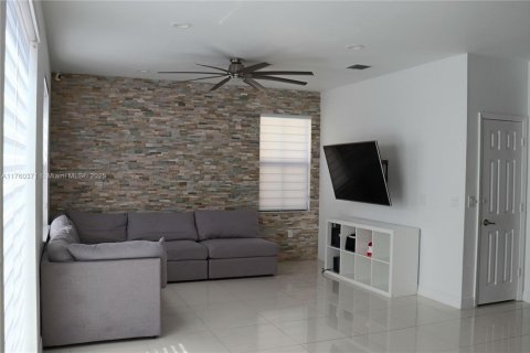House in Doral, Florida 5 bedrooms, 277.96 sq.m. № 1731432 - photo 11