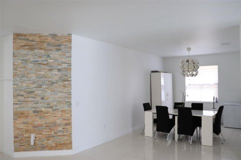 House in Doral, Florida 5 bedrooms, 277.96 sq.m. № 1731432 - photo 20