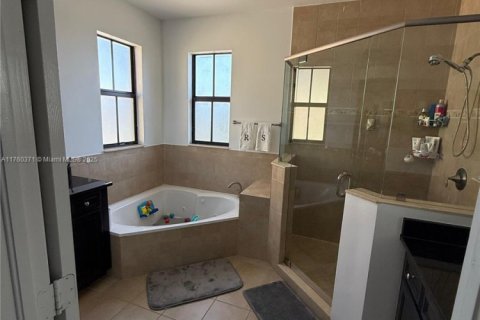 House in Doral, Florida 5 bedrooms, 277.96 sq.m. № 1731432 - photo 26