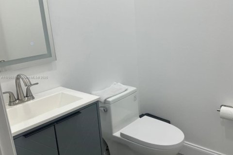 House in Doral, Florida 5 bedrooms, 277.96 sq.m. № 1731432 - photo 14