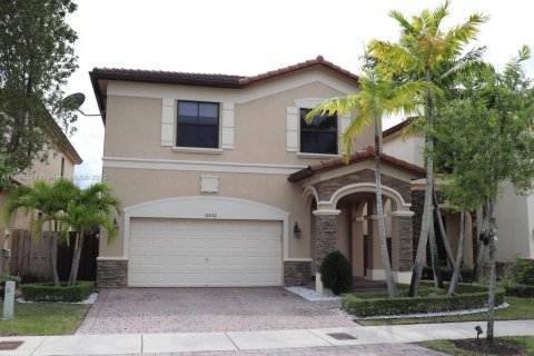 House in Doral, Florida 5 bedrooms, 277.96 sq.m. № 1731432 - photo 2