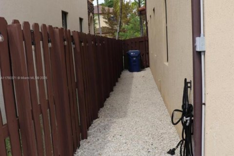 House in Doral, Florida 5 bedrooms, 277.96 sq.m. № 1731432 - photo 30