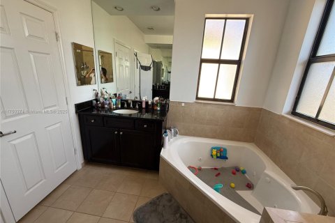 House in Doral, Florida 5 bedrooms, 277.96 sq.m. № 1731432 - photo 27