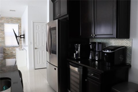 House in Doral, Florida 5 bedrooms, 277.96 sq.m. № 1731432 - photo 9
