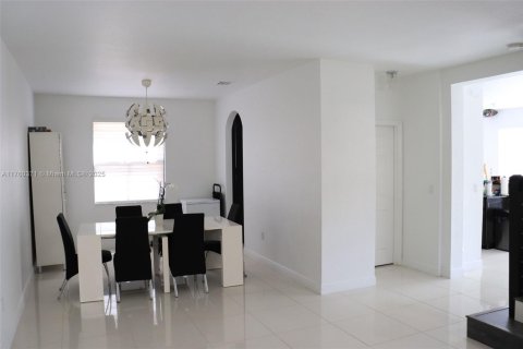House in Doral, Florida 5 bedrooms, 277.96 sq.m. № 1731432 - photo 19