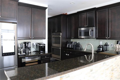 House in Doral, Florida 5 bedrooms, 277.96 sq.m. № 1731432 - photo 8