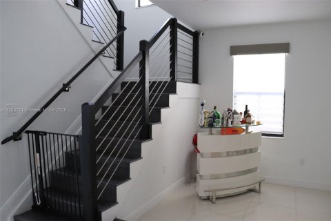 House in Doral, Florida 5 bedrooms, 277.96 sq.m. № 1731432 - photo 21