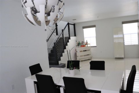 House in Doral, Florida 5 bedrooms, 277.96 sq.m. № 1731432 - photo 17