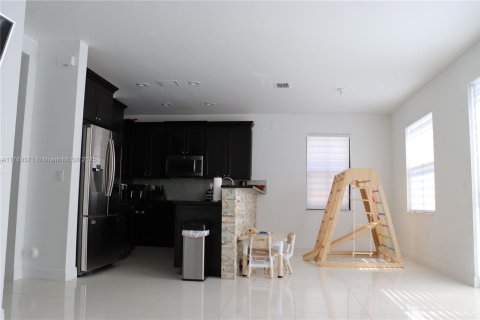 House in Doral, Florida 5 bedrooms, 277.96 sq.m. № 1731432 - photo 10