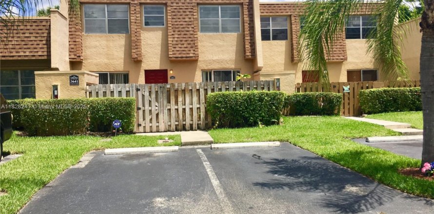 Townhouse in Sunrise, Florida 3 bedrooms, 137.96 sq.m. № 1822043