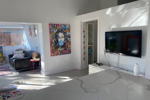 House in Miami, Florida 3 bedrooms, 136.47 sq.m. № 2000874 - photo 3