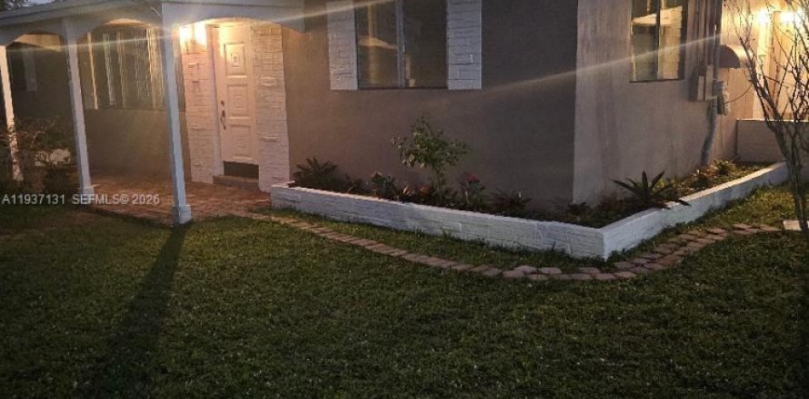 Propiedad comercial en Hollywood, Florida 1 dormitorio, 174.19 m2 № 2088522