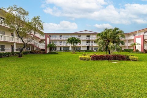 Condo in Boca Raton, Florida, 2 bedrooms  № 1937333 - photo 1
