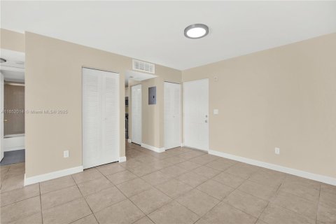 Condo in Cutler Bay, Florida, 2 bedrooms  № 1812275 - photo 5