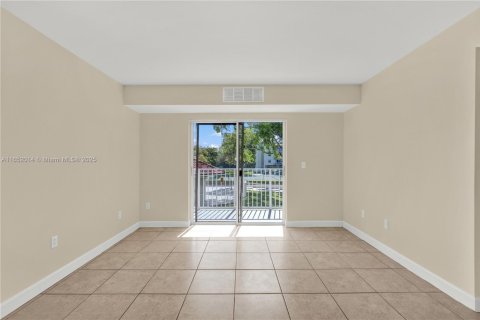 Condo in Cutler Bay, Florida, 2 bedrooms  № 1812275 - photo 1