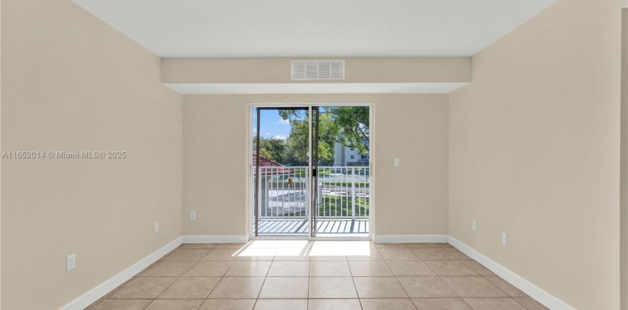 Condo in Cutler Bay, Florida, 2 bedrooms  № 1812275
