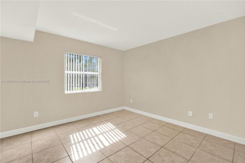 Condo in Cutler Bay, Florida, 2 bedrooms  № 1812275 - photo 9