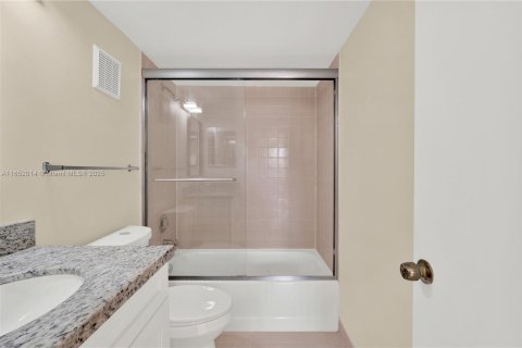 Condo in Cutler Bay, Florida, 2 bedrooms  № 1812275 - photo 8