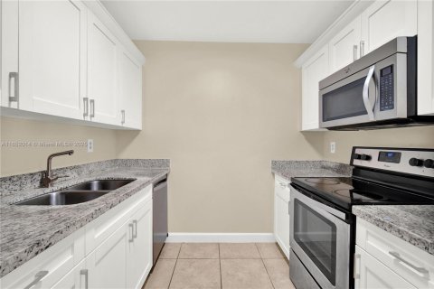 Condo in Cutler Bay, Florida, 2 bedrooms  № 1812275 - photo 13