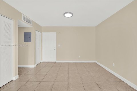 Condo in Cutler Bay, Florida, 2 bedrooms  № 1812275 - photo 4