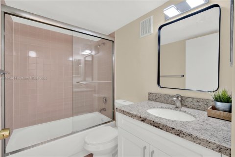 Condo in Cutler Bay, Florida, 2 bedrooms  № 1812275 - photo 16