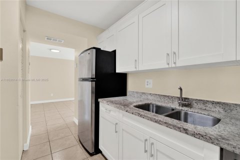 Condo in Cutler Bay, Florida, 2 bedrooms  № 1812275 - photo 15