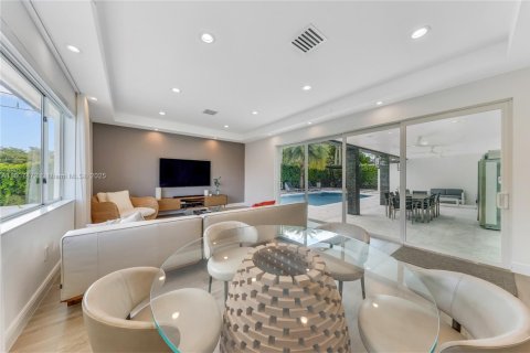 House in Miami, Florida 4 bedrooms, 243.22 sq.m. № 1770498 - photo 9