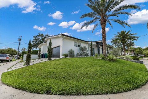 House in Miami, Florida 4 bedrooms, 243.22 sq.m. № 1770498 - photo 2