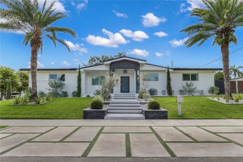 House in Miami, Florida 4 bedrooms, 243.22 sq.m. № 1770498 - photo 1