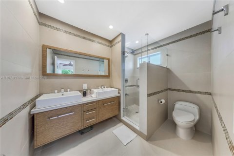 House in Miami, Florida 4 bedrooms, 243.22 sq.m. № 1770498 - photo 16