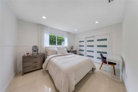House in Miami, Florida 4 bedrooms, 243.22 sq.m. № 1770498 - photo 14