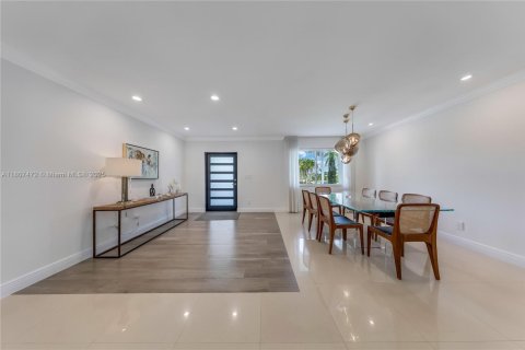 House in Miami, Florida 4 bedrooms, 243.22 sq.m. № 1770498 - photo 5