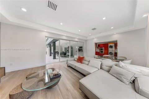 House in Miami, Florida 4 bedrooms, 243.22 sq.m. № 1770498 - photo 10