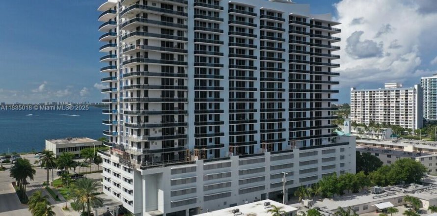 Condo in North Bay Village, Florida, 3 bedrooms  № 2035144