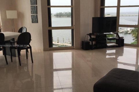 Condo in Miami, Florida, 3 bedrooms  № 1986845 - photo 1