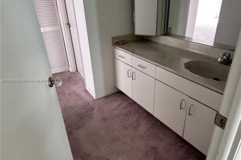 Condo in Miami, Florida, 3 bedrooms  № 1986845 - photo 15