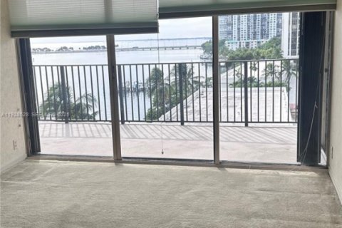 Condo in Miami, Florida, 3 bedrooms  № 1986845 - photo 12