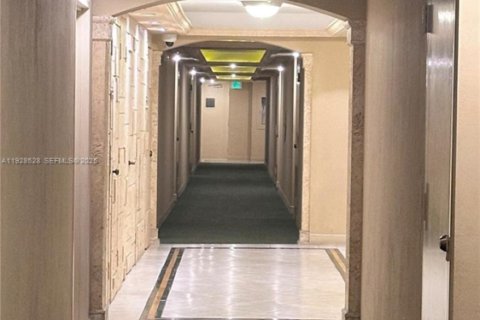 Condo in Miami, Florida, 3 bedrooms  № 1986845 - photo 4