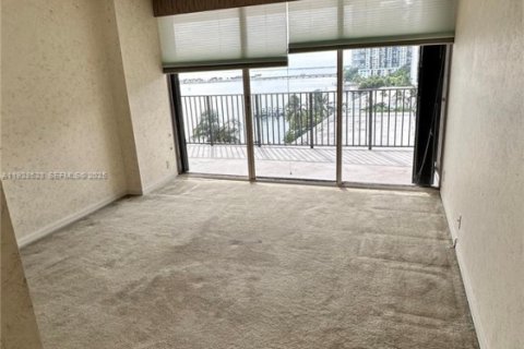 Condo in Miami, Florida, 3 bedrooms  № 1986845 - photo 11