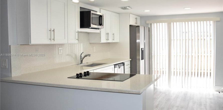 Condominio en Pompano Beach, Florida, 2 dormitorios № 1949835