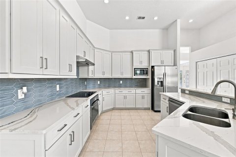 House in Orlando, Florida 5 bedrooms, 335.28 sq.m. № 2308517 - photo 3