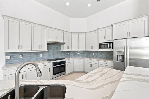 House in Orlando, Florida 5 bedrooms, 335.28 sq.m. № 2308517 - photo 4