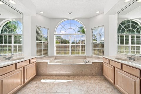House in Orlando, Florida 5 bedrooms, 335.28 sq.m. № 2308517 - photo 10