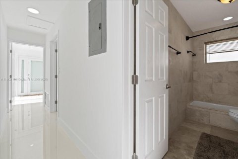 House in Oakland Park, Florida 3 bedrooms, 106.28 sq.m. № 1959764 - photo 28