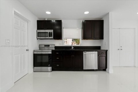 House in Oakland Park, Florida 3 bedrooms, 106.28 sq.m. № 1959764 - photo 16