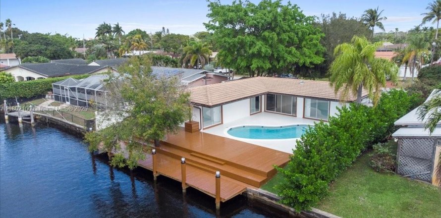 House in Oakland Park, Florida 3 bedrooms, 106.28 sq.m. № 1959764