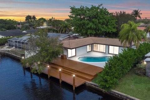 House in Oakland Park, Florida 3 bedrooms, 106.28 sq.m. № 1959764 - photo 2