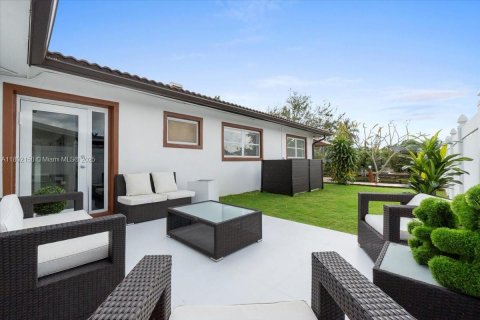 House in Oakland Park, Florida 3 bedrooms, 106.28 sq.m. № 1959764 - photo 11